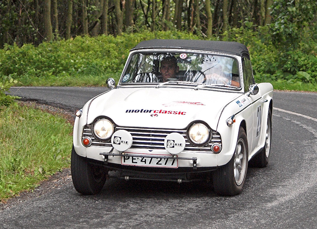 Lars og Simon Hjorth satser på en god FDC-slutspurt i deres flotte Triumph TR4A.